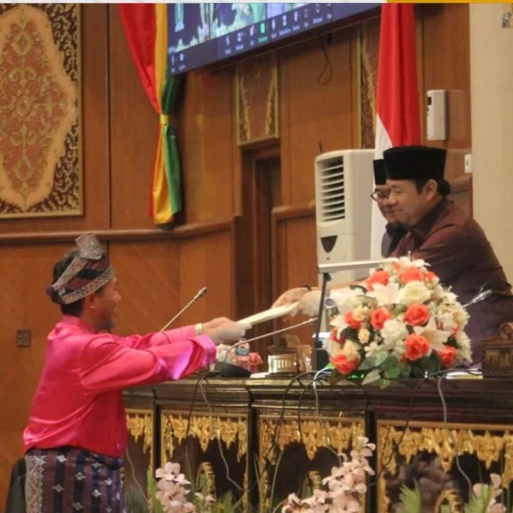 adam safaat menyerahkan rekomenadi banggar